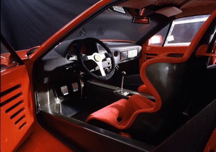 Trent&#39;anni fa la presentazione della Ferrari F40, modello capolavoro di ingegneria e stile, eccezionalmente avanti per l&#39;epoca. Fu la prima stradale del Cavallino a poter superare i 320 km/h